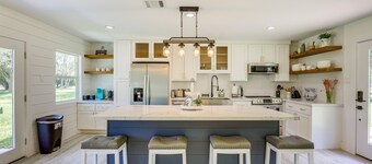 Bright Wallis Cottage w/ Pergola & Grill!