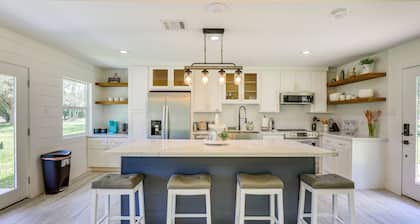 Bright Wallis Cottage w/ Pergola & Grill!