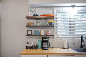 Fridge, microwave, oven, stovetop - Colorful & Bright Blue Ranch House close to KSU Football stadium (Manhattan)