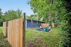 Exterior - Colorful & Bright Blue Ranch House close to KSU Football stadium (Manhattan)