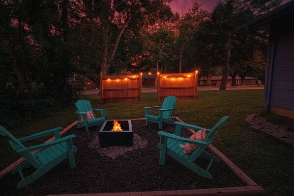 Property grounds - Colorful & Bright Blue Ranch House close to KSU Football stadium (Manhattan)