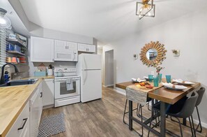 Fridge, microwave, oven, stovetop - Colorful & Bright Blue Ranch House close to KSU Football stadium (Manhattan)