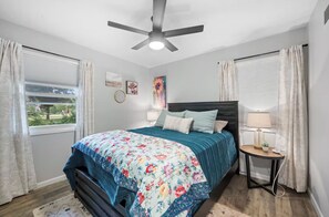 2 bedrooms, iron/ironing board, free WiFi, bed sheets - Colorful & Bright Blue Ranch House close to KSU Football stadium (Manhattan)