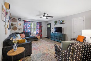 Living area - Colorful & Bright Blue Ranch House close to KSU Football stadium (Manhattan)