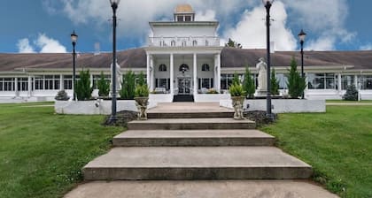 Suite for 3 | Getaway in Wisconsin | Golf, Pool