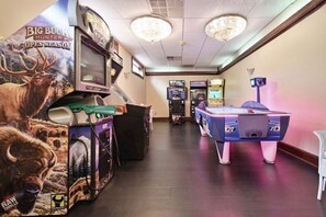 Games room - Deluxe Suite | King Bed | Onsite Golf Course, Pool (Pembine)