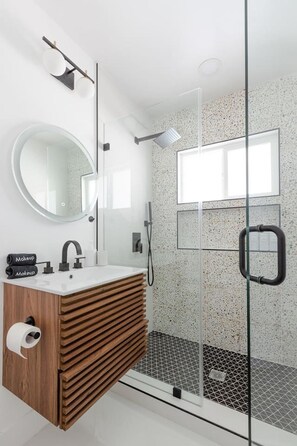 Hair dryer, towels - Palm Vista: Chic Palm Springs Oasis (Palm Springs)