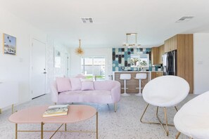 Smart TV, chimenea, reproductor de DVD y libros 