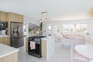 Geladeira, micro-ondas, fogão, cooktop