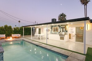 Outdoor dining - Palm Vista: Chic Palm Springs Oasis (Palm Springs)