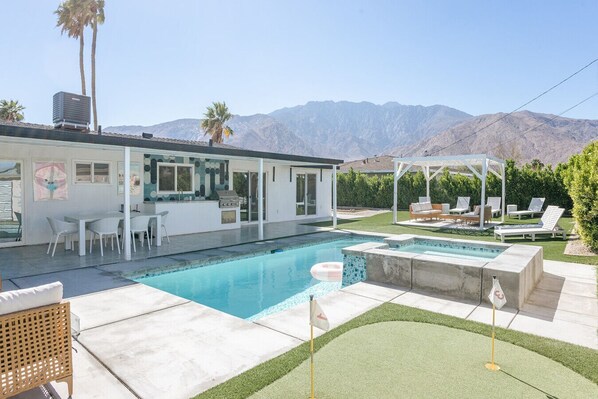 A heated pool - Palm Vista: Chic Palm Springs Oasis (Palm Springs)