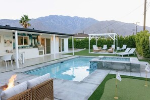 A heated pool - Palm Vista: Chic Palm Springs Oasis (Palm Springs)
