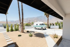 Property grounds - Palm Vista: Chic Palm Springs Oasis (Palm Springs)