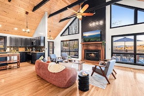Smart TV, fireplace, video games, offices - Treetop Lakehouse |Hot Tub+Sauna+Games+Kayak (Rosman)