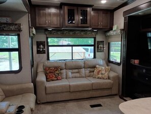 Televisie, een open haard en boeken