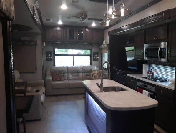 Een koelkast, een microgolfoven, een oven, een kookplaat