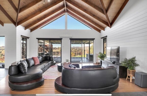 TV, fireplace - Lake Breeze Lakeside Holiday House (Mansfield)