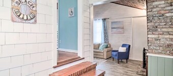 Cozy pool house minutes to the Zoo!