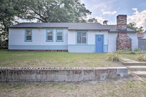 Exterior - Cozy pool house minutes to the Zoo! (Jacksonville)