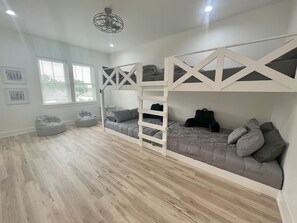 7 slaapkamers, een strijkplank/strijkijzer, reisbedje, gratis wifi