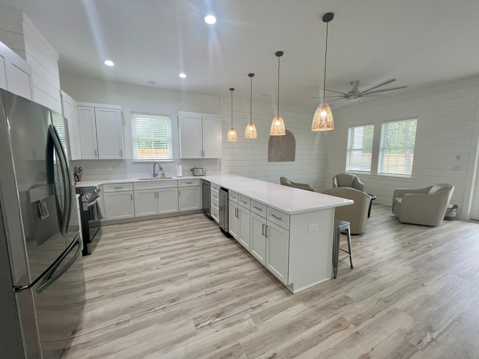 Kjøleskap, mikrobølgeovn, ovn og kokeplater