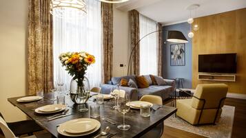 Apartamento exclusivo, 3 quartos, 2 banheiros | Área de estar