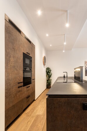 Exclusive Apartment, 3 Bedrooms, 2 Bathrooms | Private kitchen