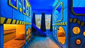 10 bedrooms, iron/ironing board, WiFi, bed sheets - Themed Bedrooms + Mario Game Zone Near Disney! (Davenport)