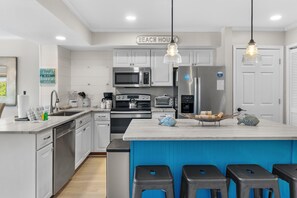Fridge, microwave, oven, stovetop - Breathtaking Views: 2BR/2BA, Golf Cart Included (Miramar Beach)