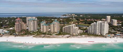 Una spiaggia nelle vicinanze