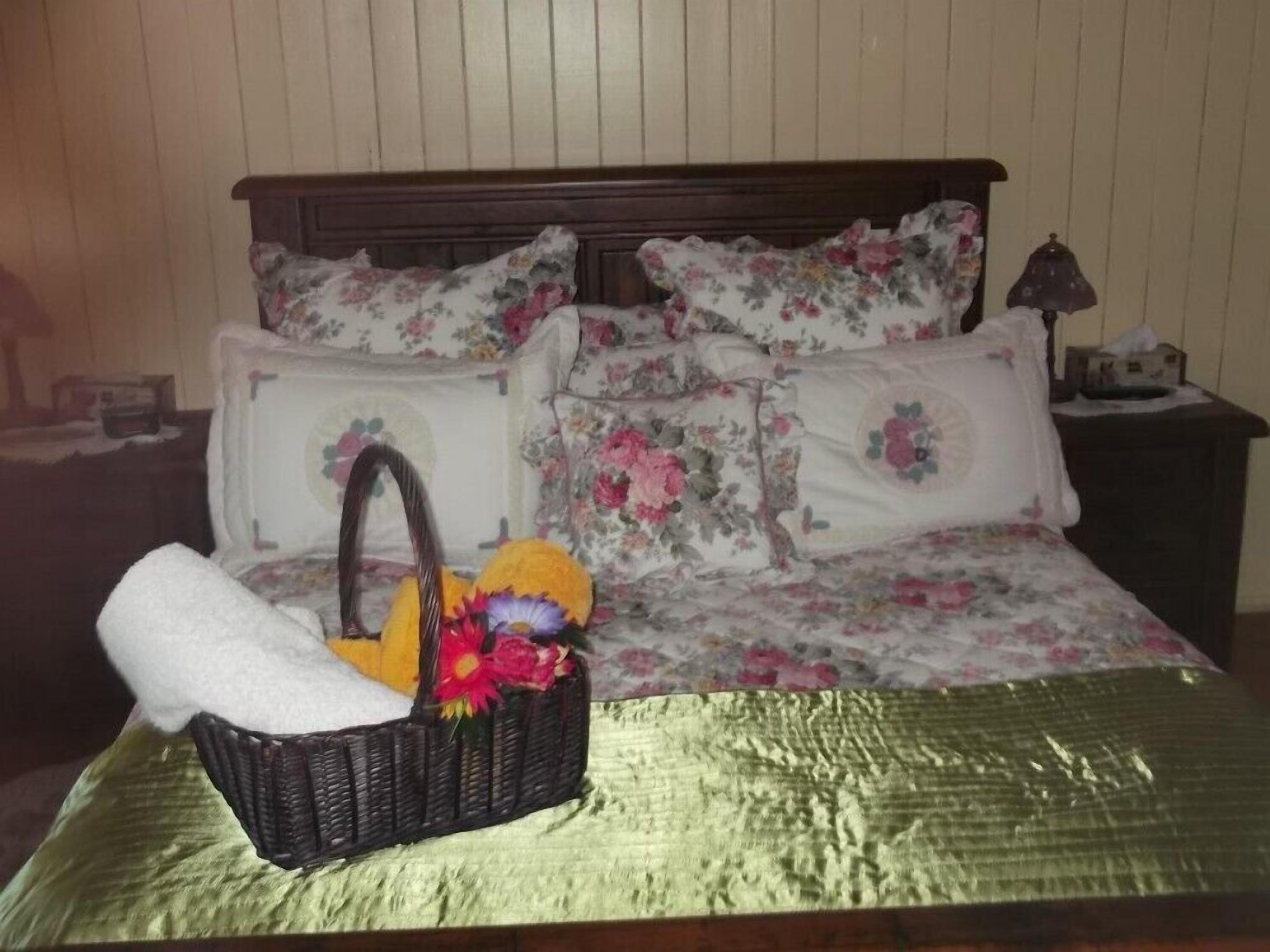 1 bedroom, WiFi, bed sheets, alarm clocks