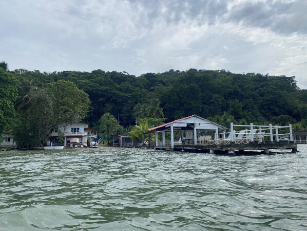 A waterfront property with a house, a small pavilion, and a dock. - Villa Bella Portobelo (Portobelo)