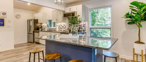 Fridge, microwave, stovetop, dishwasher