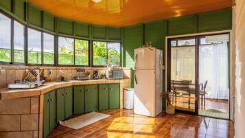 Cafetera/tetera, refrigerador, microondas, horno