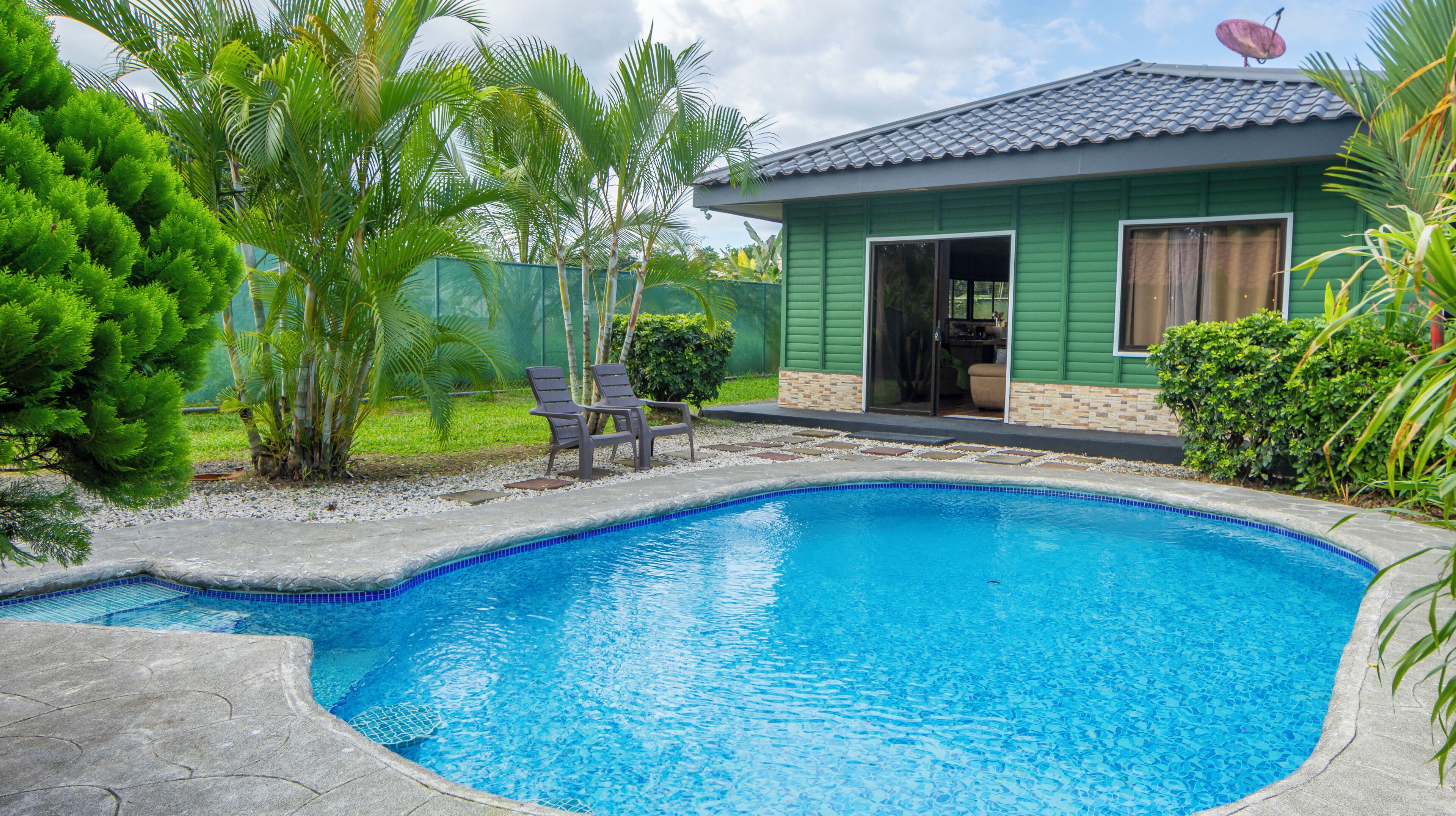 Una piscina al aire libre