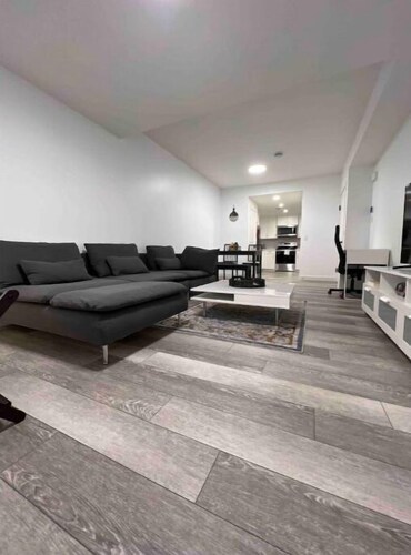 2BR Suite w/Private Entry, Kitchen, W/D, Parking, Smart TV, Wi-Fi, Near Banff