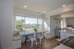 Leilighet, flere senger, balkong, havutsikt | Eget kjøkken | Kjøleskap, mikrobølgeovn, ovn og kokeplater