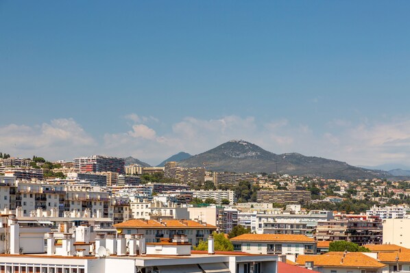 Une vue urbaine avec une montagne en arrière-plan.