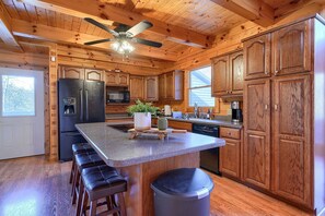 Fridge, microwave, oven, stovetop - Relax Your Mind, Body and Soul: Escape into Nature (Nelsonville)