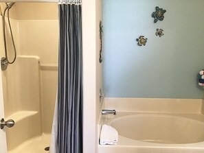 Bathtub, hair dryer, towels - Beach Blessing Casita-19 PH (Laguna Vista)