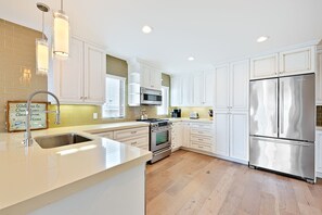 Fridge, microwave, oven, stovetop - Sea and Palms 2 - Modern condo with ocean views, walk to beach and restaurants (La Jolla)