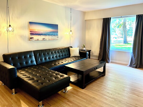 تلفزيون ذكي بحجم 50-بوصة يعرض قنوات تلفزيونية رقمية، تلفزيون