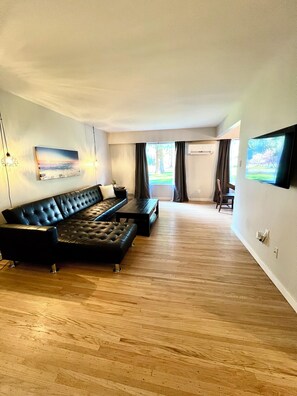 تلفزيون ذكي بحجم 50-بوصة يعرض قنوات تلفزيونية رقمية، تلفزيون