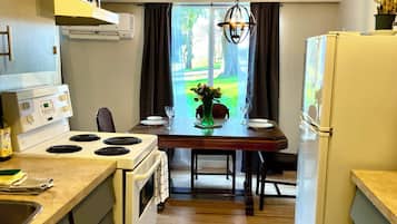 Apartamento premium, 2 quartos, vista parcial para o oceano, ao lado da praia | Cozinha privada | Geladeira, micro-ondas, fogão, cooktop