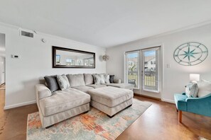 Appart'hôtel, plusieurs lits, patio | Coin séjour | Télévision à écran plat de 43 pouces avec chaînes par câble, télévision