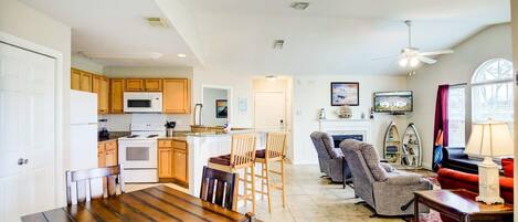 Lägenhet - flera sängar - balkong - utsikt mot trädgården | Vardagsrum | 42-tums platt-tv med digitalkanaler och tv