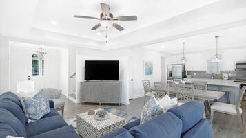 Casa, varias camas, balcón | Área de sala de estar | Televisión de pantalla plana de 50 pulgadas con canales por cable