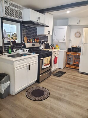 Fridge, microwave, oven, stovetop - Best Location close to NYC 15 minutes via Ferrys. (North Bergen)