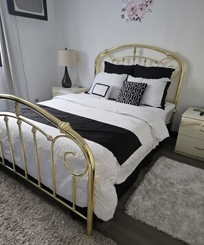 1 bedroom, desk, iron/ironing board, free WiFi - Best Location close to NYC 15 minutes via Ferrys. (North Bergen)