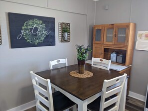 Dining - Farmhouse on the Prairie - You can see for miles! (valley falls)